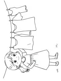 Fetiță care întinde rufele