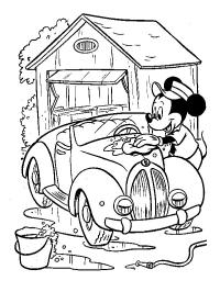 Mickey Mouse lustruiește mașina