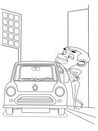 Mr. Bean lângă mașinuța miniatură